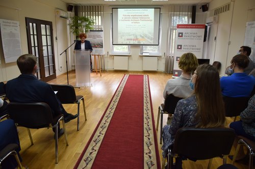 Grupa osób w sali wystawowej