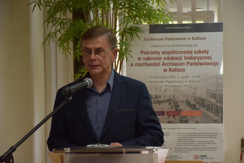 Osoba przemawiająca przy mównicy