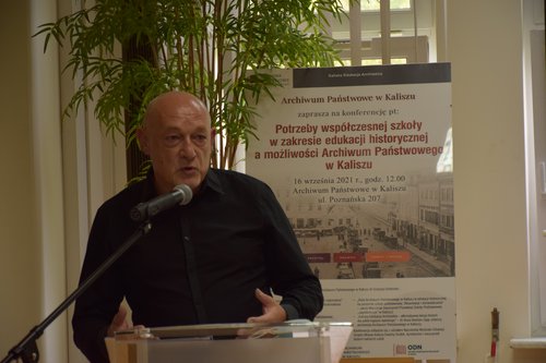 Osoba przemawiająca przy mównicy