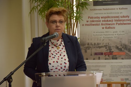 Osoba przemawiająca przy mównicy